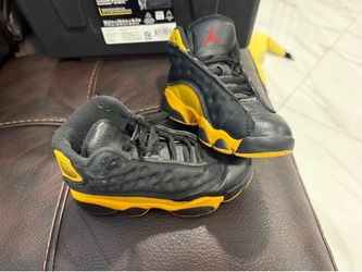 Jordans, black and yellow good condition size 12
