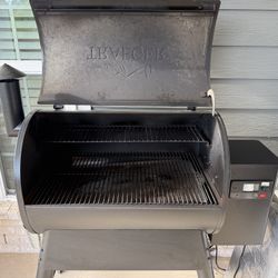 Traeger 780 Pellet Smoker