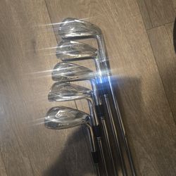 JUDY RANKIN GOLF  CLUBS  ( 5 IRONS  SET) STEEL  SHAFT  & RIGHT  HANDED 