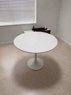 IKEA DOCKSTA Round Dining Table 40.5” White – Excellent Condition