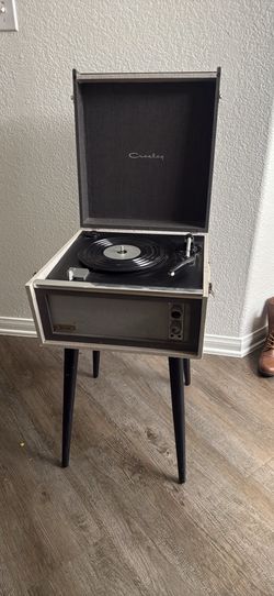 Retro / Vintage Style Vinyl Record Player