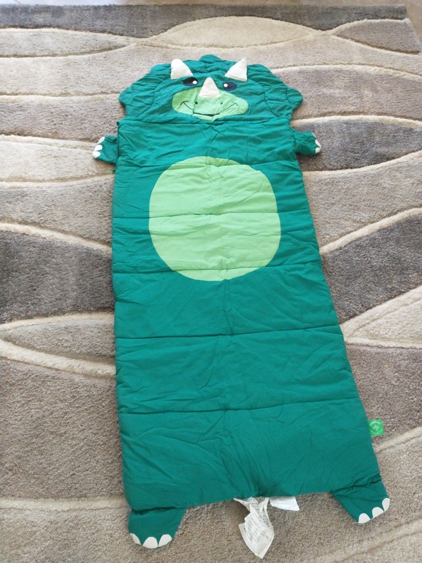 Firefly chip the dinosaur kids sleeping bag 65" x 24"
Sleeping bag used once
Outside bag has storage wear