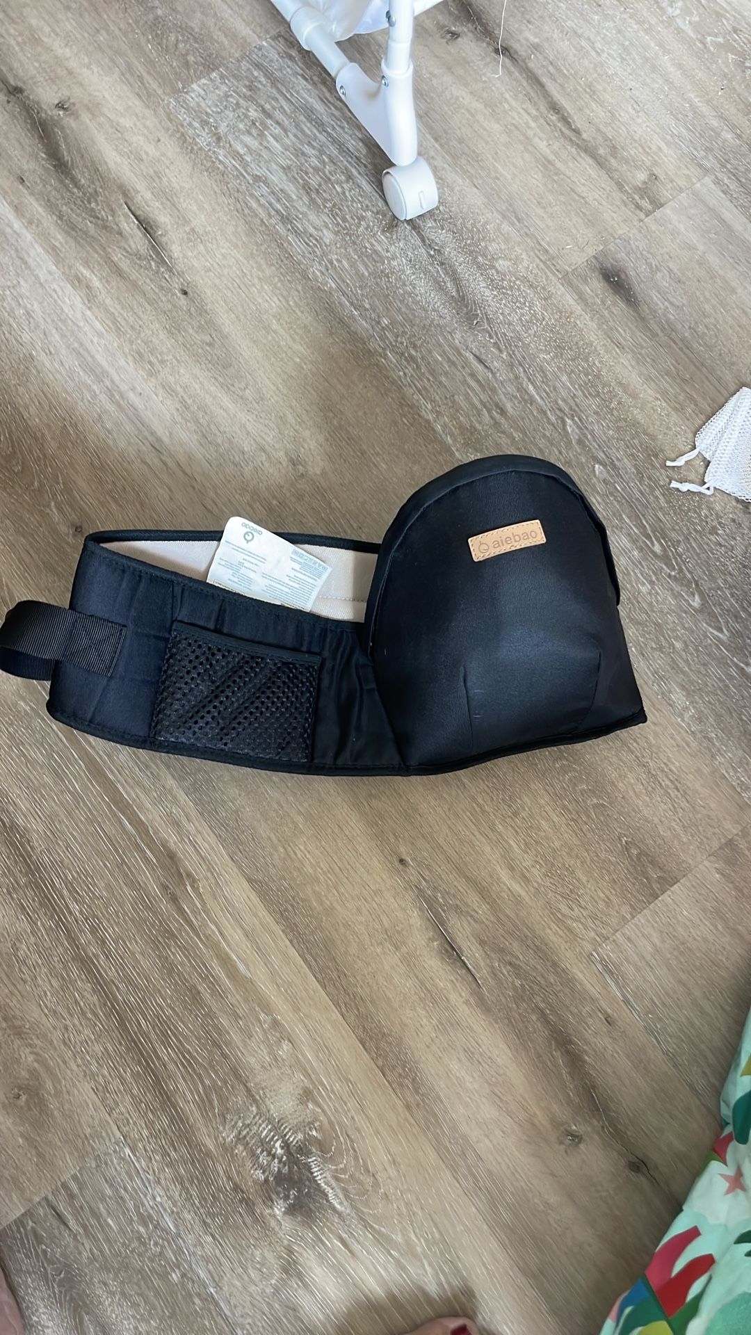 Aiebao baby carrier waste stool straps on good and tight and has a pocket