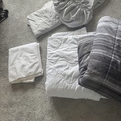 2 comforters , bed set, all queen size, and bath towel, all for $15