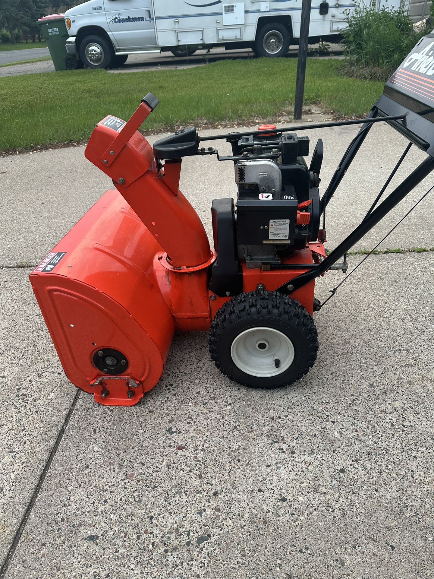 ARIENS ST524 SNOWBLOWER