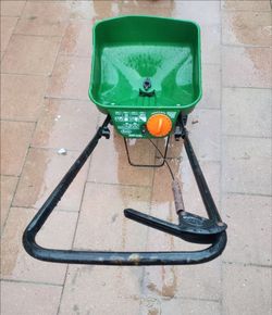 Scotts Turf Builder EdgeGuard Mini Broadcast Spreader