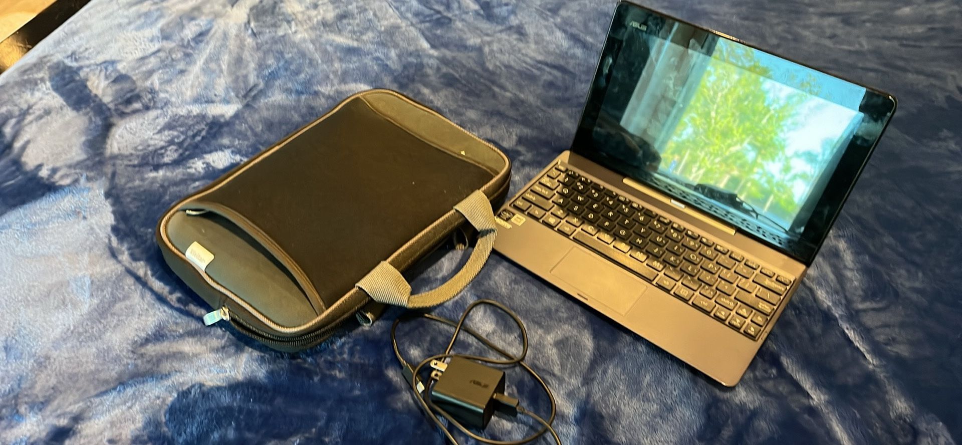 Asus Touchscreen Tablet Removable Keyboard -Win8