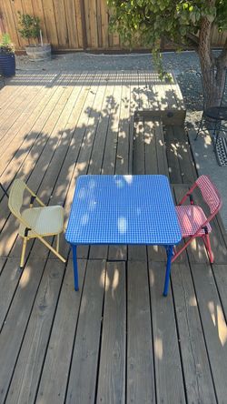 Kids small table with two chairs