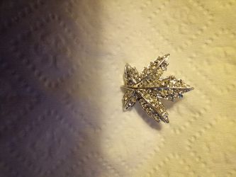 Vintage Dainty Rhinestone Detailed Maple Leaf Style