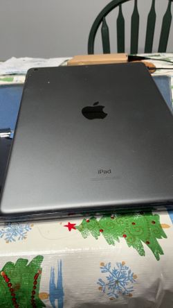 iPad 7th Generation, 32gb, w/case, glass screen cover, 3 charge cords