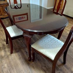 Dinning Table with 4 chairs. Good condition
