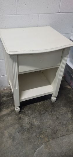 $25 (1) Night Stand (Missing Knob For Drawer)