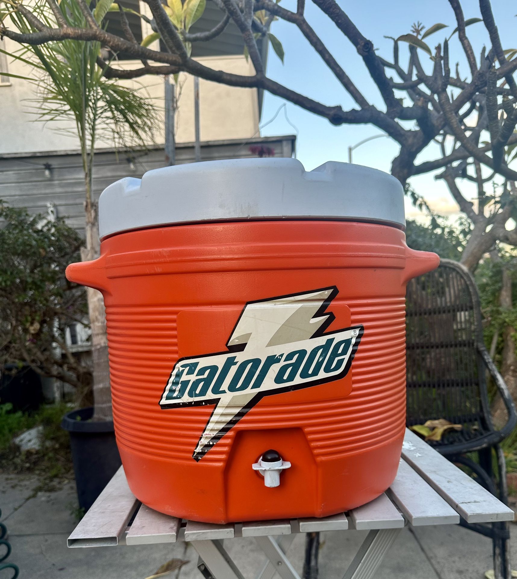 Rubbermaid Gatorade 7 Gallon 26.4 Liter Water Cooler Drink Dispenser Model 1655