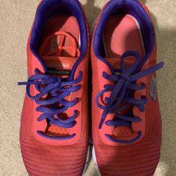 SKECHERS Size 4