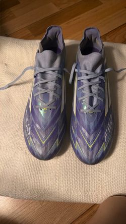 Taquetes  de hombre para fútbol  nuevos size 10! Si te interesa marcarme $50  o mejor oferta