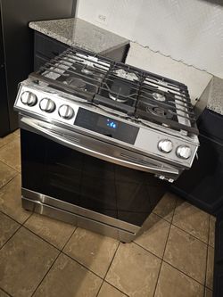 Samsung 30 in. 6 cu. ft. 5-Burner Slide-In Gas Range with Air Fry and Fan Convection in Stainless Steell
With Wi-Fi    EN VENTA..

Very clean and well