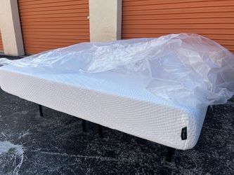 Queen size like new zinus 10 inch mattress