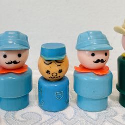 (5) VNTG FISHER PRICE LITTLE PEOPLE ZOO/CONSTRUCTION/TRAIN CONDUCTOR/MAILMAN