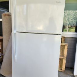 Whirlpool 21 Cu Ft Refrigerator In Good Condition 