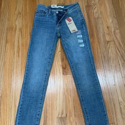 Levi’s 711 Skinny Women’s Jeans (Mid Rise)