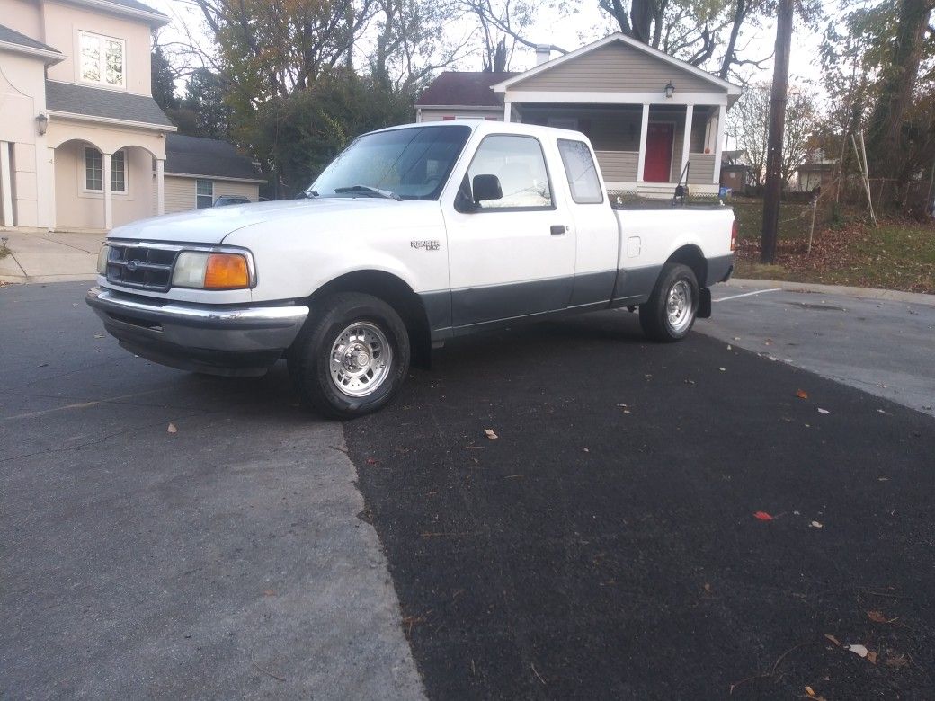 Ford Ranger XLT runs and drives great ice cold AC low miles