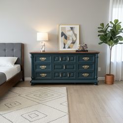 Gorgeous Vintage 9 Drawer Dresser/Mirror