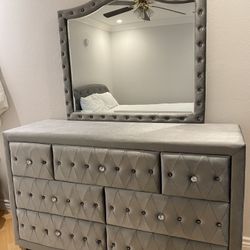 Dresser With Mirror