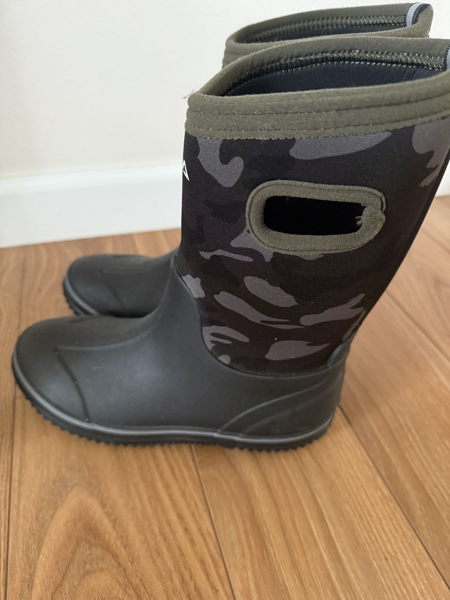 Boys Size 4 Snow Boots