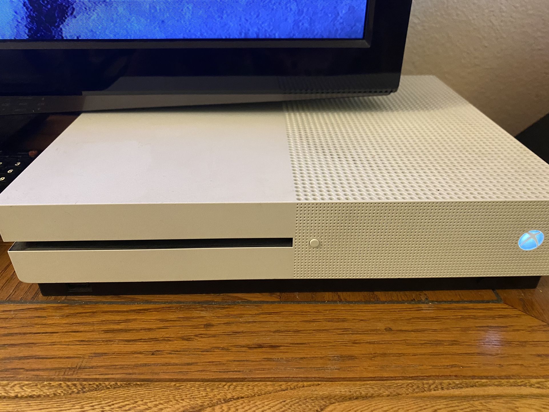 Xbox One S 1Tb W/ 4games 