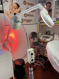Esthetician Extracción Light And Red Heat Light With Timer.