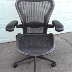 HERMAN MILLER AERON CHAIR SIZE B