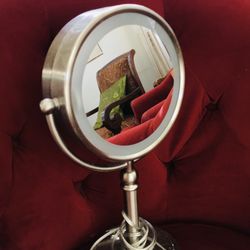 Magnifying Mirror With Light