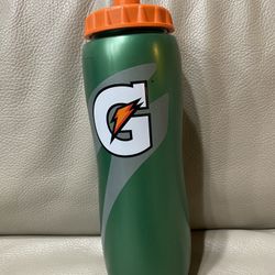 Brand New Gatorade Insulated Squeeze Bottle 5$