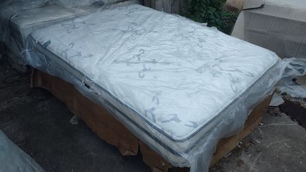 Simmons Beautyrest Recharge Queen Size Mattress And Box Spring