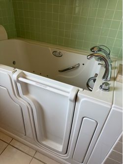 Walk-in Bathtub with Seat and Jets for Massage