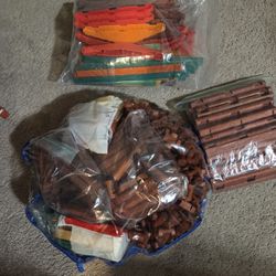 Lots Of LINCOLN LOGS