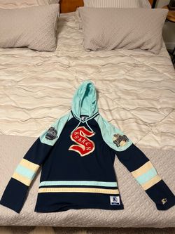 2024 Winter Classic fashion top pull over hoodie size small in Great Condition