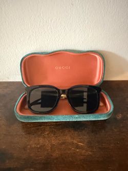 Gucci Black Square Sunglasses Gold Tone Arms Made in Italy + Velvet Case