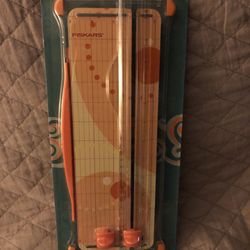 Fiskars 12 In Portable Paper Cutter. 