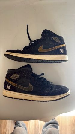 Air Jordan 1 Mid Black Gold Sneakers