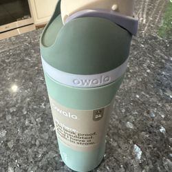 Owala 24oz green cup with built in straw