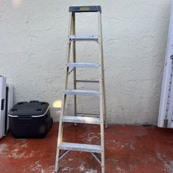 Stanley Fiberglass 6 Foot Ladder 