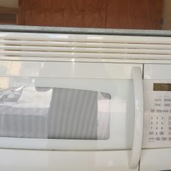 GE Microwave, White. Works