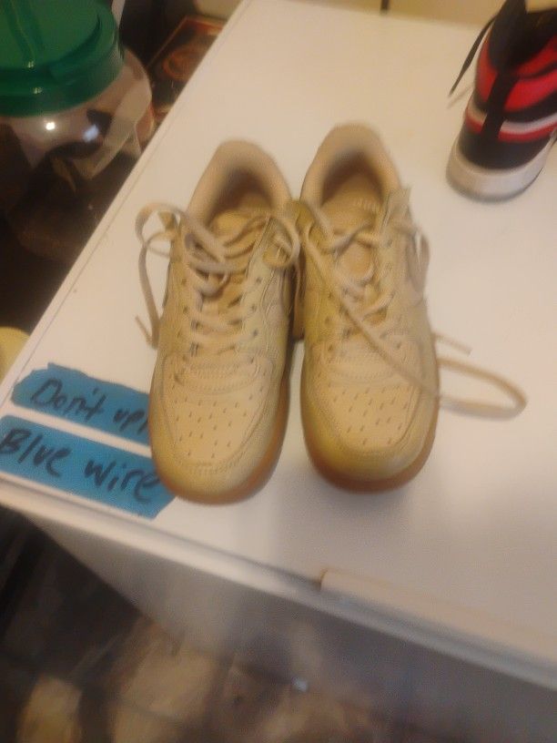 Nikes size 1y