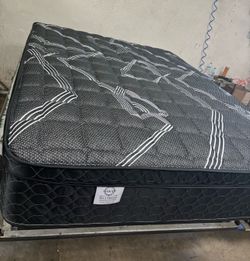 Mattress Black series Queen sizes 🛏️ Euro Pillow Top 12” medium firm 🆕  In Plastic   ➡️Mattress only $199  ➡️Mattress with box spring $260  🚚Delive