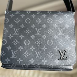 LOUIS VUITTON Men’s Messenger Bag 