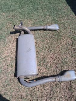 Steel muffler with dual outlet pipes and inlet pipe