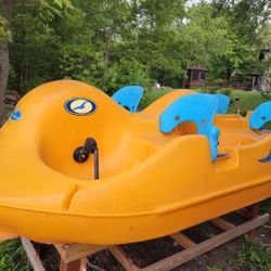 Pedal Boat 5 Person, Has Title