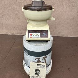 Automatic Extractor/ Juicer  With Pulp Ejector In Excellent Condition By Sanyo