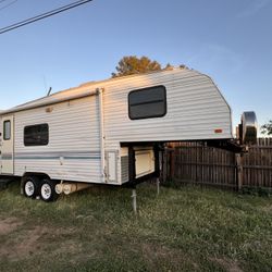1999 Fleetwood Prowler 5th Wheel W/ Slide Out
